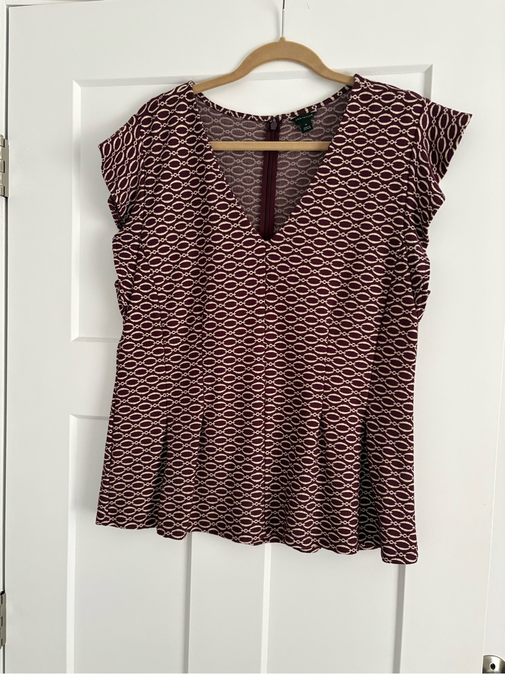 Ann Taylor Women's Patterned Flutter Short Sleeve Top - Burgundy. XL.